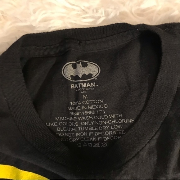 𝅺women’s M Batman T-shirt.  Black. - Picture 3 of 3
